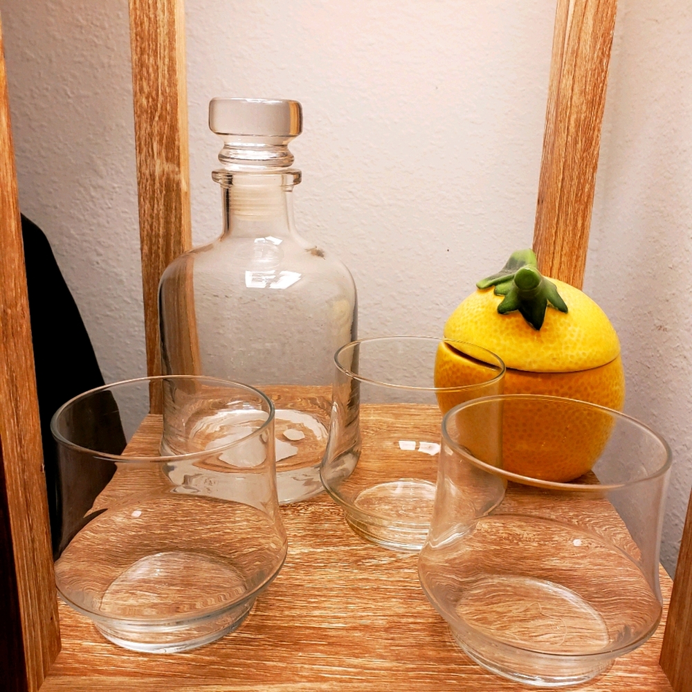 drinking decanter

With glasses